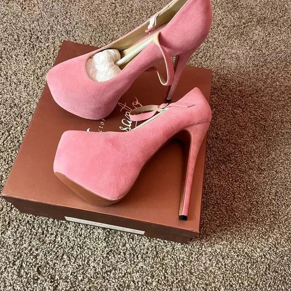 Victoria Colasanto Platforms - Picture 1 of 2